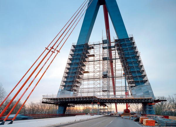 Schräge Sache Beim Gerüstbau für Korrosionsschutzarbeiten am Pylon der Rheinbrücke Speyer ist alles anders