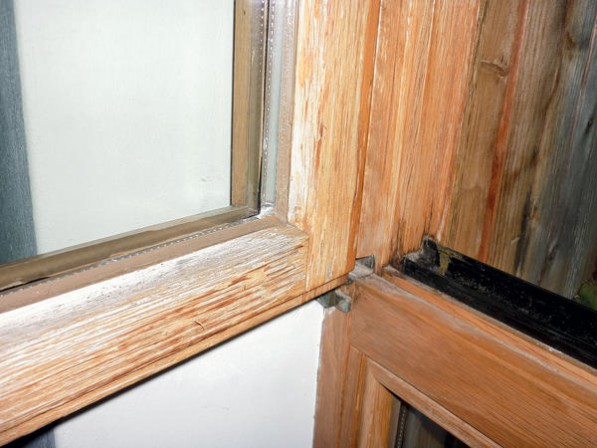Eine defekte Beschichtung an einem Fensterrahmen. Foto: Dyrup 