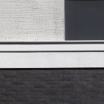 Damit sich die dunklen Putzfelder im Sonnenlicht nicht übermäßig aufheizen, wurden sie mit einer wärmereflektierenden Fassadenfarbe (StoColor X-black) gestrichen. Bild: Sto SE & Co. KGaA