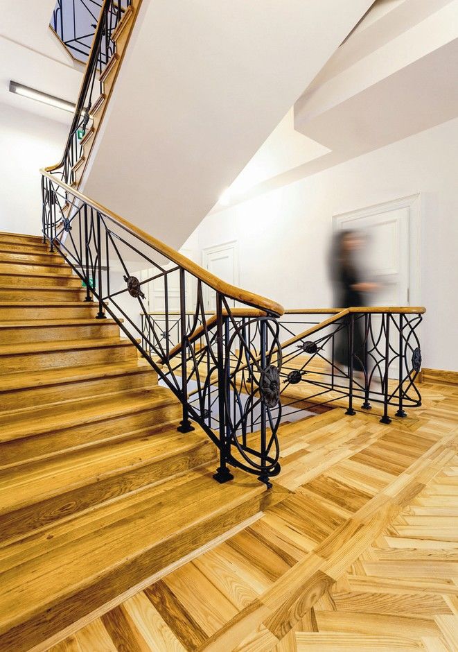 Wooden_stairs_in_elegant_classic_interior