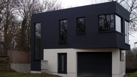 Sind Ausblühungen auf dunklen Fassadenfarben vermeidbar?