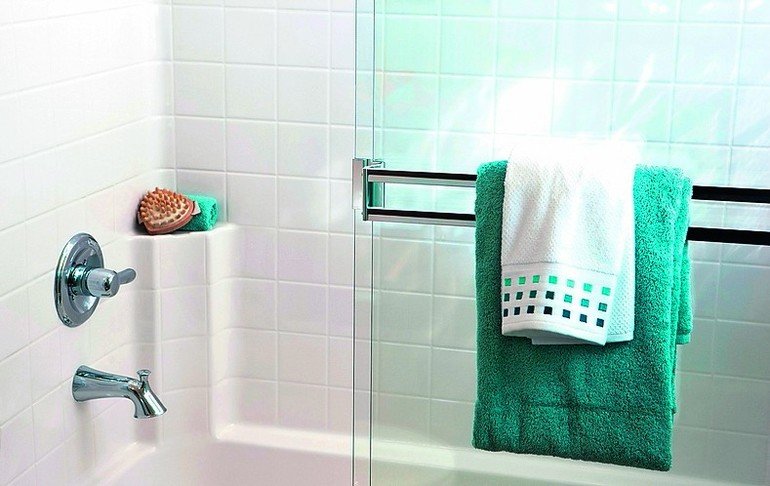 Towels_on_sliding_glass_shower_door_in_bathroom,_Tustin,_California,_USA